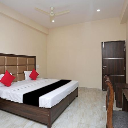 Hôtel Capital O 37423 Golden Leaf à Dehradun Extérieur photo