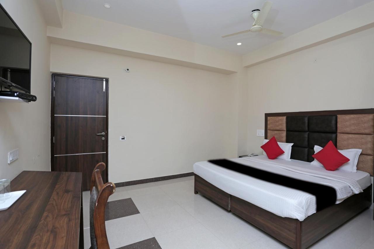 Hôtel Capital O 37423 Golden Leaf à Dehradun Extérieur photo