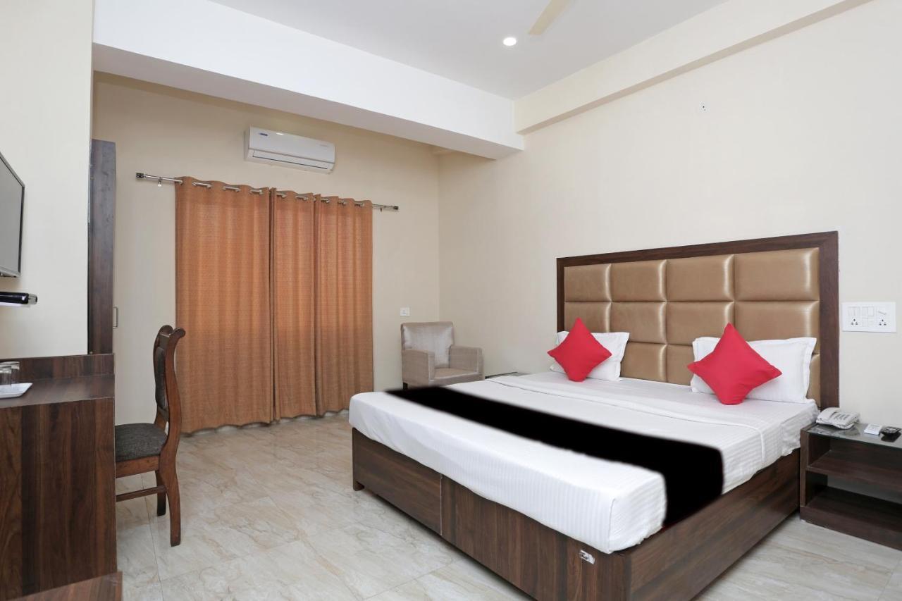 Hôtel Capital O 37423 Golden Leaf à Dehradun Extérieur photo